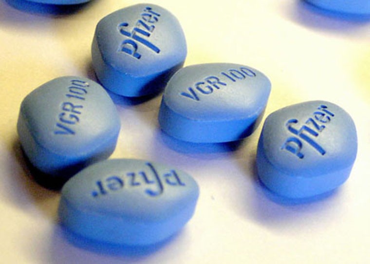 Sử dụng Viagra. Viên thuốc màu xanh mang lại điều kỳ diệu trong sinh hoạt chăn gối song cũng tiềm ẩn nguy cơ ung thư da ở nam giới. Thật vậy, nghiên cứu được công bố trên Tạp chí y học American Medicine Internal Medicine cho thấy, cánh mày râu sử dụng viagra có nguy cơ phát triển khối u ác tính lên tới 92%, dạng nguy hiểm nhất của ung thư da.