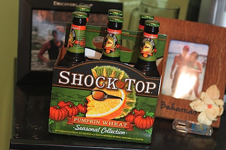 Shock top - Pumpkin Wheat. Pumpkin Wheat được sản xuất bởi nhà máy Raspberry Wheat and Lemon Shandy nổi tiếng. Điểm nhấn của loại bia này là vị chua thoang thoảng giống như cam kết hợp với hương bí ngô nhẹ.