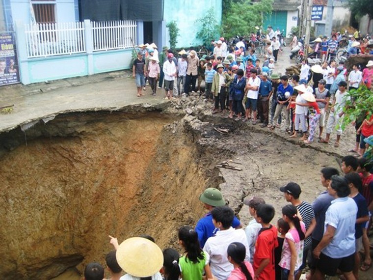 Vụ sụt lún đất nghiêm trọng xảy ra khoảng 4h sáng ngày 28/10, tại địa bàn thôn 2, xã Quý Lộc (huyện Yên Định, Thanh Hóa) khiến 4 nhà dân đứng trước nguy cơ đổ sập.