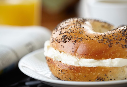 Hạt mè. Hạt mè được dùng để trang trí bánh ngọt bagel là một trong những  thực phẩm giàu sắt hàng đầu. Ước tính ăn khoảng 1 chiếc bánh ngọt bagel (đường kính chừng 10cm) với lượng hạt mè rắc ở trên có thể cung cấp tới 30% nhu cầu sắt trong ngày.