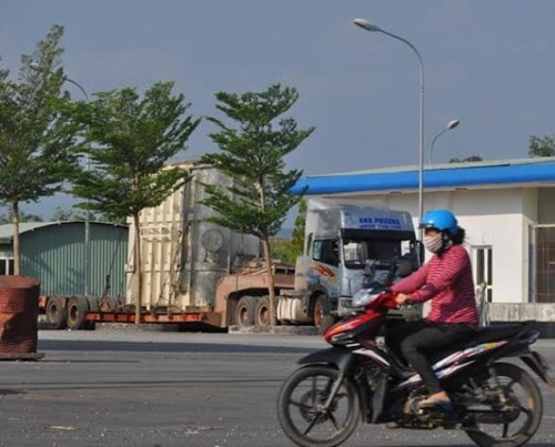 Xe siêu trọng trăm tấn lại vượt mặt CSGT... an tọa ở chốt mới