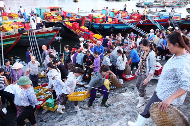 Chợ tuy đông đúc nhưng không ồn ào. Ai thích thì mua, không thích thì xem cũng chẳng sao. Người bán nói thách vừa phải hoặc bán sát giá. Chợ còn có những hộ chuyên làm nghề nướng tôm, cá, mực... Khách muốn có đồ hải sản mang về làm quà, chỉ cần mua hải sản tươi ở chợ, nhờ người bán rửa sạch, sau đó thuê nướng là sẽ có ngay món mình ưng ý.