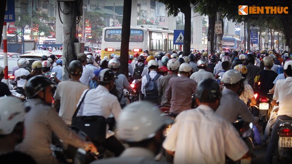 Mỗi ngày, vào các khung giờ cao điểm, những người dân lưu thông trên tuyến đường Nhổn vào trung tâm TP Hà Nội và chiều ngược lại đều cảm thấy ngạt thở, khó chịu với cảnh ùn tắc.