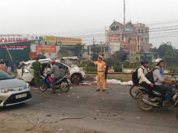 Vụ  tàu hỏa đâm ô tô kinh hoàng xảy ra vào khoảng hơn 5h sáng nay (24/10), tại khu vực đường ngang dân sinh giao đường sắt đoạn qua thôn Văn Giáp (xã Văn Bình, huyện Thường Tín, Hà Nội).