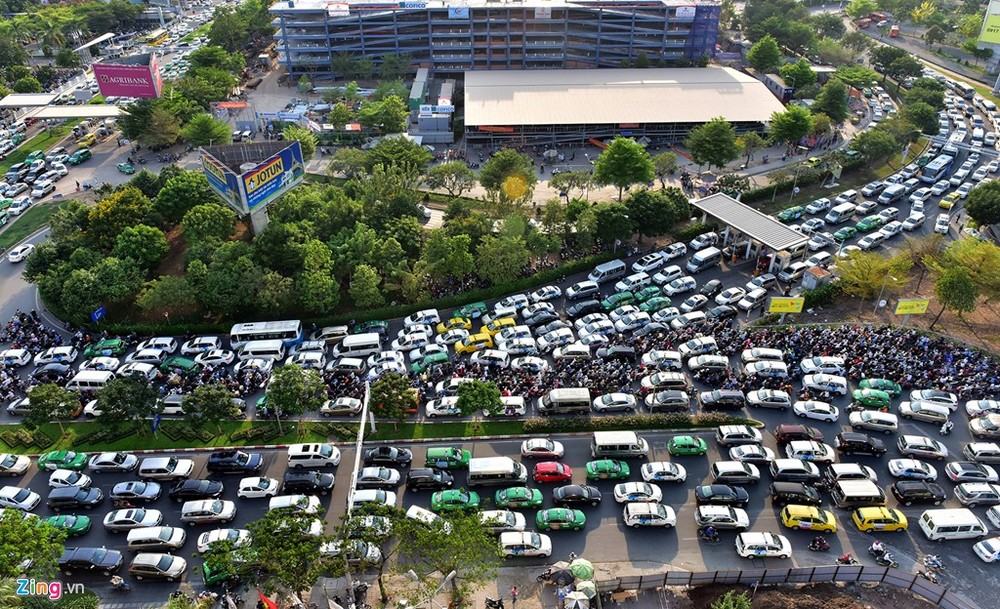 Các tuyến đường ra, vào cổng  sân bay Tân Sơn Nhất thường xuyên xảy ra tình trạng ùn tắc giao thông khiến các cơ quan chức năng đau đầu tìm nhiều phương án để giải quyết.