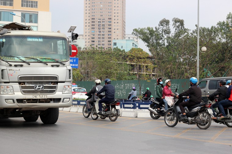 Thời gian gần đây, nhiều người tham gia giao thông qua  ngã tư Tố Hữu - Trung Văn (Hà Nội) đều không khỏi sợ hãi trước tình trạng dòng xe máy nối đuôi nhau đi ngược chiều, tiềm ẩn tai nạn giao thông bất cứ lúc nào.