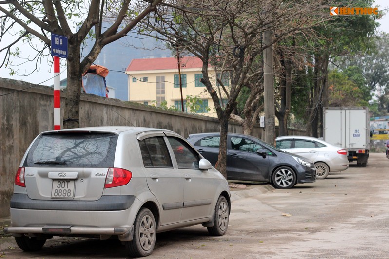 Sau một thời gian các lực lượng chức năng Hà Nội đồng loạt ra quân lập lại trật tự đô thị, phạt đỗ xe vi phạm, thì nhiều tuyến đường phố lớn của Thủ đô đã trở nên thông thoáng. Thế nhưng, hình ảnh những chiếc xe ô tô vẫn ngang nhiên  lấn chiếm vỉa hè  rất dễ dàng bắt gặp trong các phố, ngõ, ngách nhỏ. Hình ảnh chụp một ngõ trên đường Nguyễn Cơ Thạch (Nam Từ Liêm, Hà Nội).