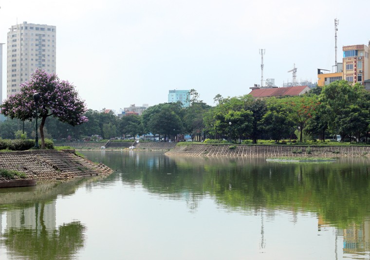  Hồ Đền Lừ nằm trong khu vực công viên Đền Lừ (phường Hoàng Văn Thụ, quận Hoàng Mai, TP Hà Nội) từng được người dân Thủ đô ví như “công viên nước” với bầu không khí trong lành, cảnh vật hấp dẫn, mát mẻ.