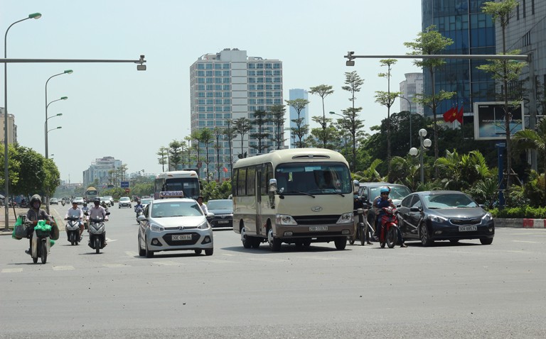 Hà Nội mấy ngày qua xảy ra  nắng nóng gay gắt như thiêu đốt. Đây là đợt nắng đỉnh điểm từ đầu hè với nền nhiệt ngoài trời trên 40 độ C.