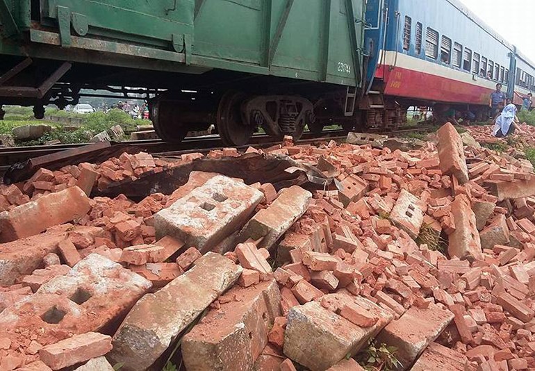 Vụ tai nạn đường sắt  tàu hỏa đâm ô tô chở gạch khiến một người tử vong xảy ra vào khoảng 8h15 ngày 3/7, tại bàn xóm Ấp Chùa (thôn Sơn Đông, xã Tân Minh, huyện Sóc Sơn, TP Hà Nội). Thời điểm trên, tàu chở khách mang số hiệu 1902 đang di chuyển theo hướng Thái Nguyên - Hà Nội, khi đi qua đường sắt cắt đường ngang dân sinh liên thôn xã Ấp Chùa đã đâm trực diện với một xe tải chở gạch mang BKS 30L-3354.