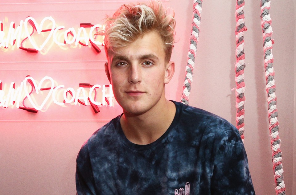  Jake Paul trở nên nổi tiếng nhờ những vlog ngắn, hài hước về giới trẻ trên mạng xã hội. Mới 20 tuổi nhưng kênh YouTube của anh đã có hơn 11 triệu người theo dõi. Bên cạnh đó, Jake Paul còn tham gia đóng phim và điều hành công ty quản lý các ngôi sao truyền thông, Team 10, của chính mình.