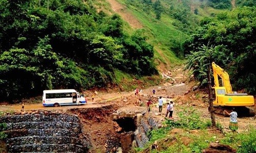 Yên Bái: Mưa lớn sạt lở kinh hoàng, chia cắt tỉnh lộ 174