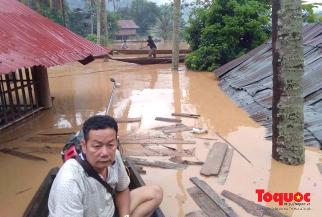 Ông Nguyễn Thanh Hoàng - Chủ tịch UBND huyện Kỳ Sơn (Nghệ An) cho báo chí biết, nước lũ từ thượng nguồn Lào đổ về khiến nước sông Nậm Nơn dâng cao. Nhiều nhà dân bị đổ sập, ngập sâu trong nước. Chính quyền địa phương đang phối hợp cùng các lực lượng chức năng tổ chức sơ tán hàng chục hộ dân bị ngập nặng lên đường. Ảnh: Tổ quốc.