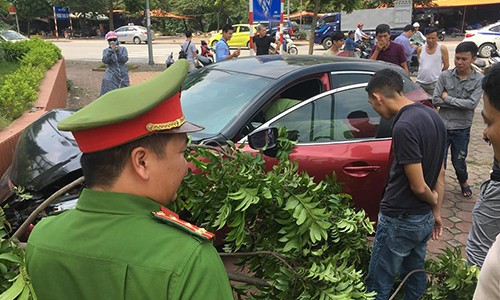 Vừa bị phạt, xe Mazda 3 lại đâm liên hoàn náo loạn phố Hà Nội