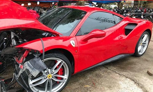 Ai lái chiếc Ferrari 488 GTB của ca sĩ Tuấn Hưng gặp tai nạn?