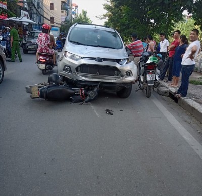 Ô tô gây tai nạn liên hoàn làm 6 người nhập viện