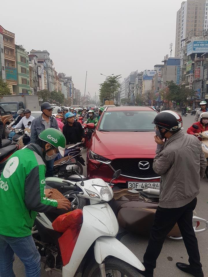 Thông tin ban đầu, vụ tai nạn  ô tô đâm loạt xe máy xảy ra vào khoảng 9h30 ngày 14/3, trên đoạn đường Ngã Tư Sở ((phường Ngã Tư Sở, quận Đống Đa, TP Hà Nội; hướng từ đường Trường Chinh đi Láng).