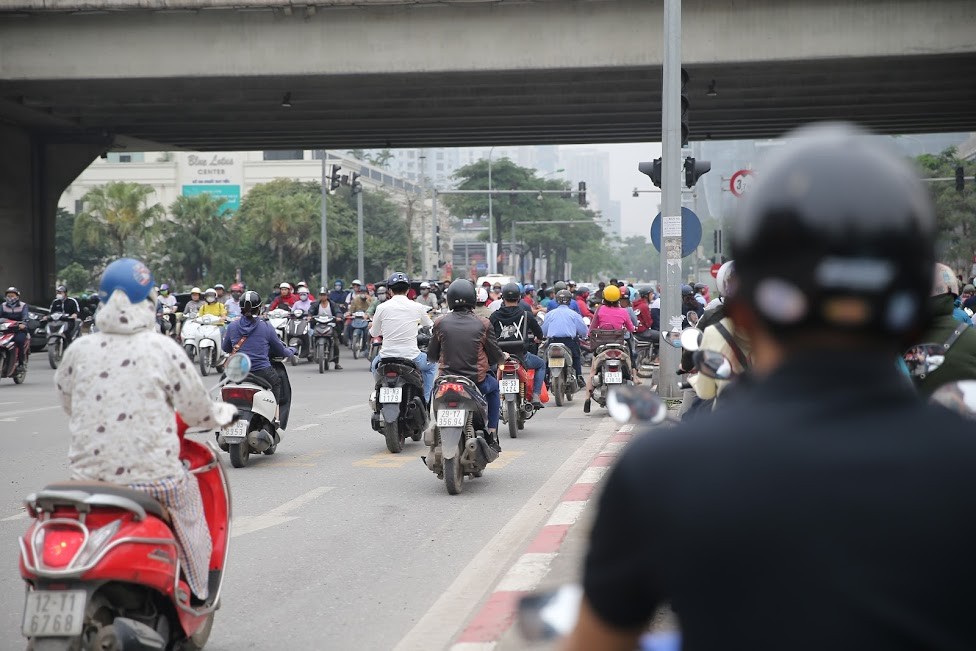 Thời gian qua, nhiều người tham gia giao thông vô cùng bức xúc trước tình trạng hàng trăm người  đi ngược chiều tại nút giao Tố Hữu - Lê Văn Lương (Hà Nội) để "né" tắc đường.