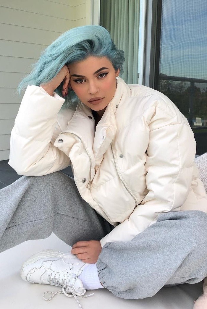 Tóc xanh băng tuyết: Tóc xanh băng tuyết vừa hợp với nước da của Kylie Jenner lại vừa tôn lên những đường nét sắc sảo, quyến rũ trên khuôn mặt cô em út nhà Kardashian.