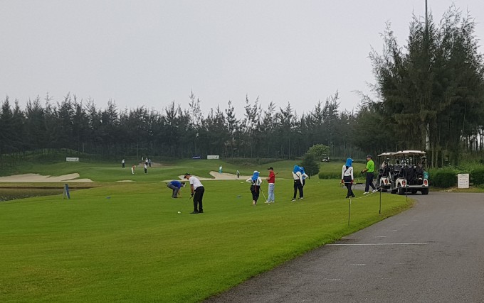 Bất chấp lệnh giãn cách, nhiều người chơi vẫn tụ tập đánh golf