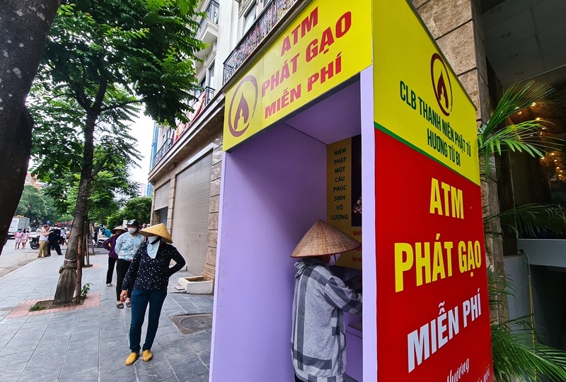 “Cây ATM phát gạo miễn phí” được đặt trên tại một góc trên đường Trần Bình (phường Mỹ Đình 2, quận Nam Từ Liêm, TP Hà Nội). Đây là “cây ATM gạo” do một câu lạc tình nguyện tổ chức phát cho người dân trong cuộc chiến phòng, chống dịch COVID-19. 