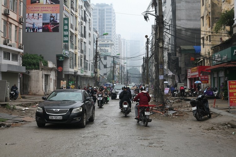 Dự án cải tạo, mở rộng tuyến phố Vũ Trọng Phụng (quận Thanh Xuân, TP.Hà Nội) dài 434m, được thực hiện trong thời gian từ năm 2017-2019. Đến nay, đã quá thời hạn hơn 2 năm dự án vẫn chưa hoàn thành.