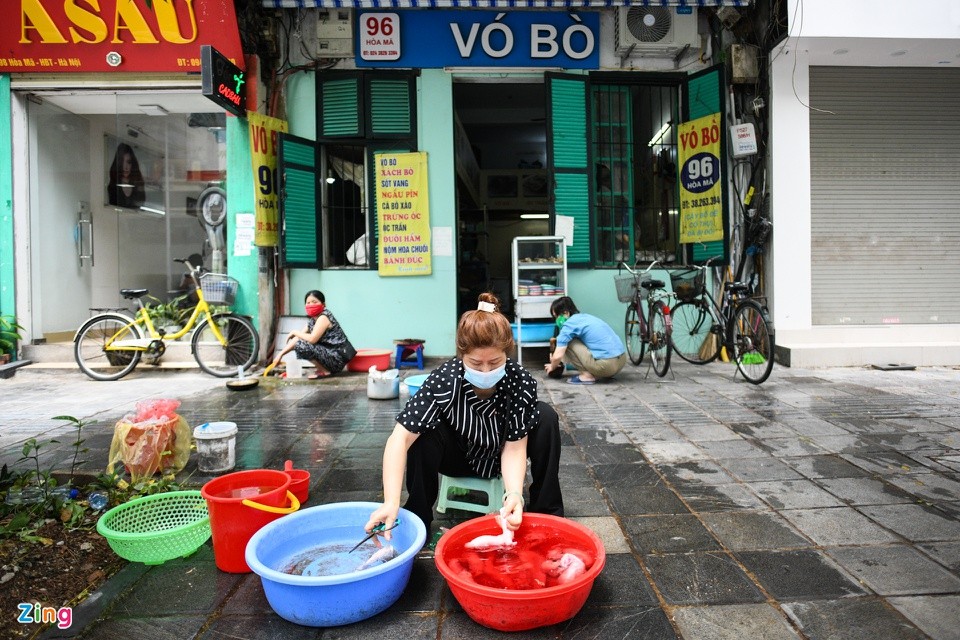 10h sáng, bà Mai Hương túc tắc chuẩn bị nguyên liệu cho quán ăn của mình. Vó bò Hòa Mã là địa chỉ được những người sành nhậu ở Hà Nội biết tới. Trước dịch, quán luôn cũng đông đúc, có ngày bà Hương làm việc liên tục từ 9h tới 23h.