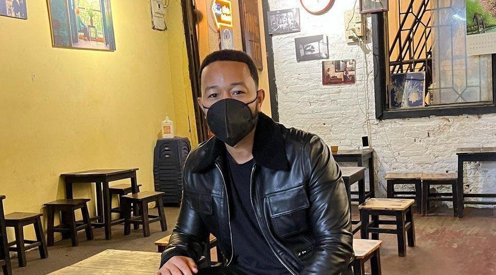 Ca sĩ John Legend uống cà phê trứng ở Hà Nội