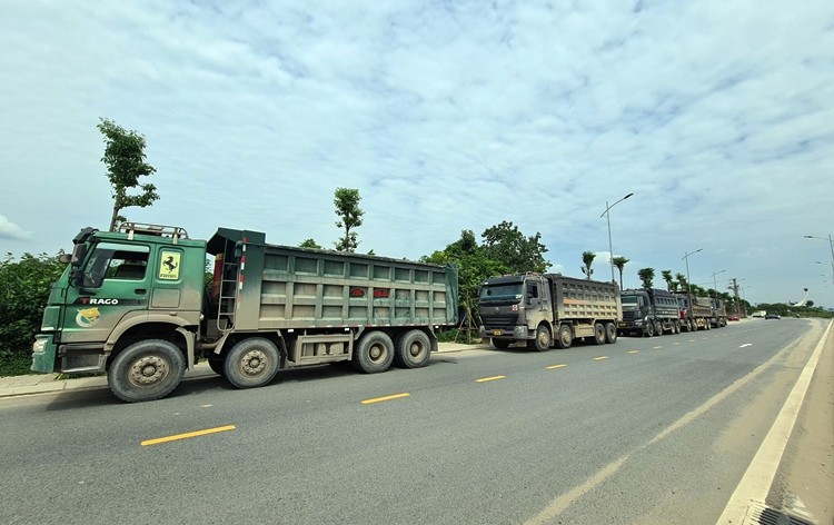 Sáng 17/5, tổ công tác của Đội Thanh tra giao thông cầu, đường bộ (Thanh tra Sở Giao thông vận tải Hà Nội) do ông Lê Thành Điểm (Đội trưởng) đã đột xuất kiểm tra xe tải cơi nới thành thùng, quá khổ, quá tải, chở vật liệu xây dựng gây ô nhiễm môi trường trên địa bàn huyện Gia Lâm và phát hiện nhiều xe vi phạm.