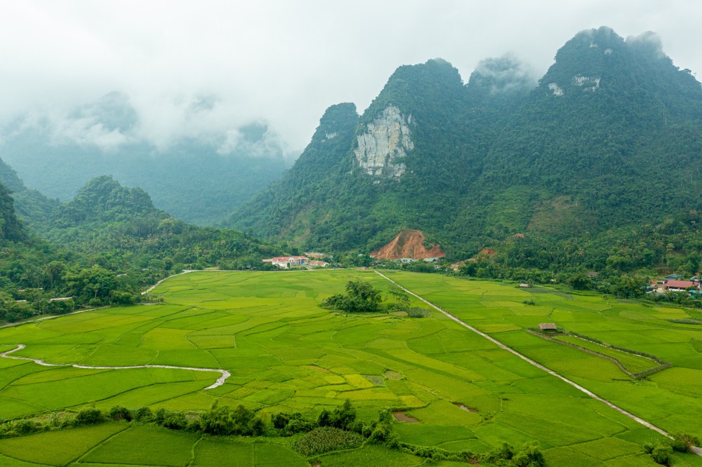 Tuyên Quang nằm ở phía Đông Bắc, nổi tiếng với hơn 600 di tích lịch sử, văn hóa. 22 dân tộc sinh sống ở đây mang nét văn hóa, bản sắc riêng biệt. Những năm trở lại đây, không chỉ phục vụ khách trong những chuyến tham quan, về nguồn, vùng đất còn mang đến trải nghiệm mới mẻ khi phát triển loại hình du lịch sinh thái, nghỉ dưỡng kết hợp văn hóa cộng đồng.