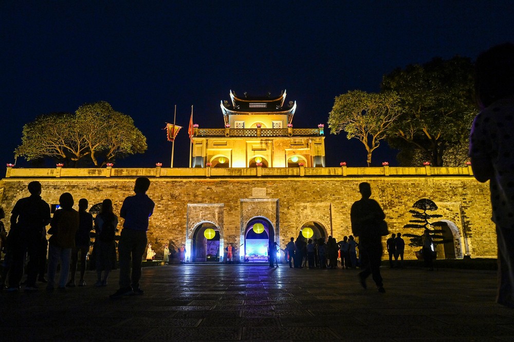 Khác với những chuyến du lịch thông thường, tour đêm khám phá Hoàng thành Thăng Long (Hà Nội) là chương trình du lịch trải nghiệm đặc biệt, vừa được tổ chức trở lại sau dịch Covid-19.