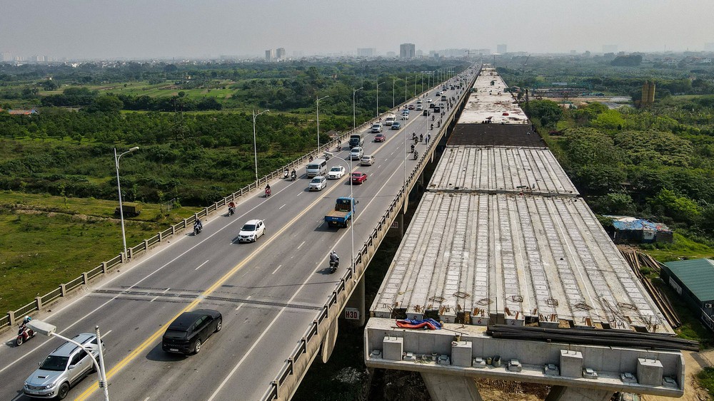 Cầu Vĩnh Tuy 2 là dự án giao thông trọng điểm kết nối 2 bờ sông Hồng tại cửa ngõ phía Đông Nam Hà Nội. Cây cầu có giá trị 2.500 tỷ đồng, được khởi công từ giữa tháng 1/2021. (Ảnh: Zing).