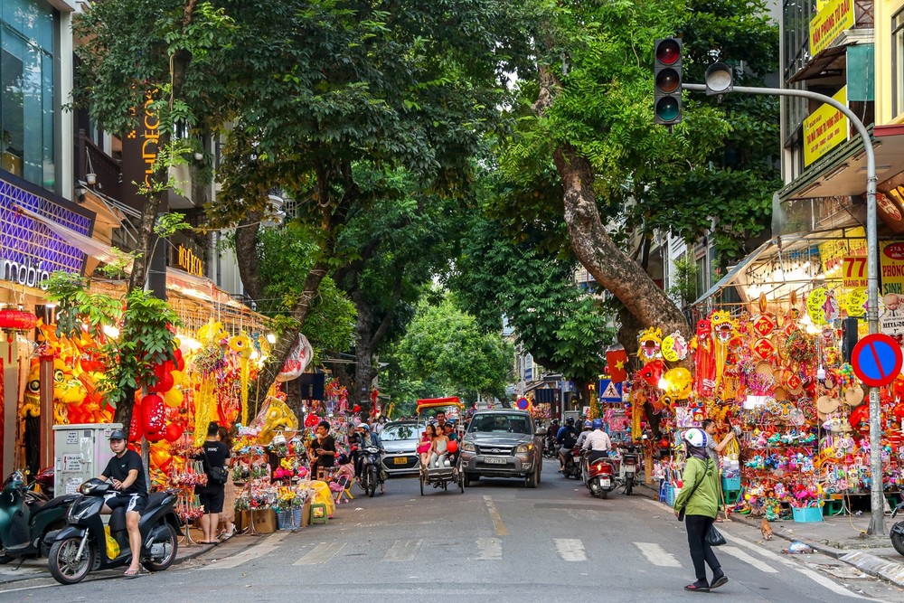 Dù còn gần một tháng nữa mới đến rằm tháng 8 Âm lịch, phố Hàng Mã (quận Hoàn Kiếm, Hà Nội) đã sớm bày bán hàng loạt các loại đồ chơi Trung thu bắt mắt, thu hút nhiều bạn trẻ đã tranh thủ đến đây để mua sắm và tận hưởng không khí náo nhiệt.