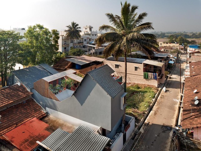 Ngôi nhà trong hình nằm trong một dãy phố tại khu vực bán thành thị. Bề dài của khu đất bị kẹt giữa các ngôi nhà lân cận trong khi bề rộng được bao quanh bởi hai đường phố song song.