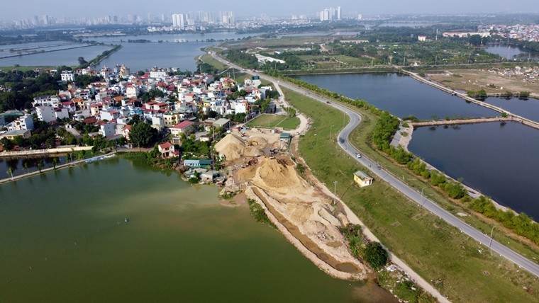 Mới đây,  Báo Tri thức và Cuộc sống nhận được nhiều phản ánh của người dân về việc, ngay chân đê Hữu Hồng thuộc thôn Đồng Trì (xã Tứ Hiệp, huyện Thanh Trì, TP Hà Nội) xuất hiện một bãi tập kết vật liệu xây dựng (chủ yếu là đất, cát) hoạt động suốt ngày đêm, có dấu hiệu gây ô nhiễm môi trường, đe dọa hành lang bảo vệ đê điều.