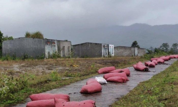 Khu tái định cư ở làng Măng Rao (huyện Đăk Glei, tỉnh Kon Tum) được bàn giao, sử dụng vào năm 2012 nhưng chỉ một số hộ dân đến ở trong một thời gian ngắn. Sau đó, tất cả những hộ này lại quay về nơi ở cũ. Nguyên nhân chính bà con đưa ra là nhà ở cách quá xa nương rẫy. (Ảnh: Người đưa tin).