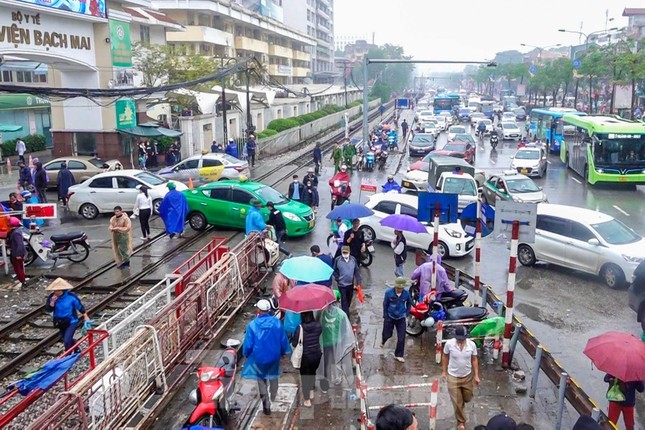 Đoạn đường sắt trước cổng bệnh viện Bạch Mai (Đống Đa, Hà Nội) phía đường Giải Phóng đã trở thành địa điểm tụ hội của đủ loại hàng quán vỉa hè từ nhiều năm nay. Từ hàng ăn sáng, cho đến quán thuốc lào, trà đá đều lấy đây là địa điểm kinh doanh, bất chấp những chuyến tàu Bắc-Nam vẫn chạy qua đây mỗi ngày. 