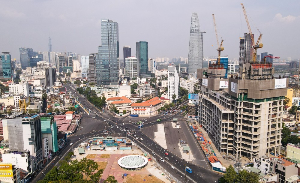 Mới đây, giếng trời khổng lồ hình hoa sen tại Nhà ga trung tâm Bến Thành (TP.HCM) đã hoàn thành việc lắp đặt kính, các công nhân đang hoàn thiện những hạng mục cuối cùng của gói thầu này.