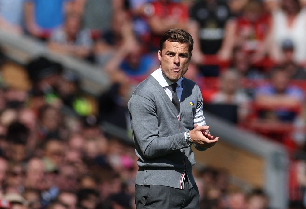 Scott Parker là HLV đầu tiên mất việc ở Premier League 2022/23. Ông rời vị trí ghế nóng Bournemouth chỉ sau 4 vòng. Kết quả đến sau khi đội bóng này nhận thất bại 0-9 trước Liverpool. Chia tay Bournemouth, cựu tiền vệ người Anh lập tức dẫn Club Brugge. Thế nhưng, nhà cầm quân sinh năm 1980 bị sa thải chỉ sau 67 ngày khi chỉ giúp đội bóng mới thắng vỏn vẹn 2 trong 12 trận.