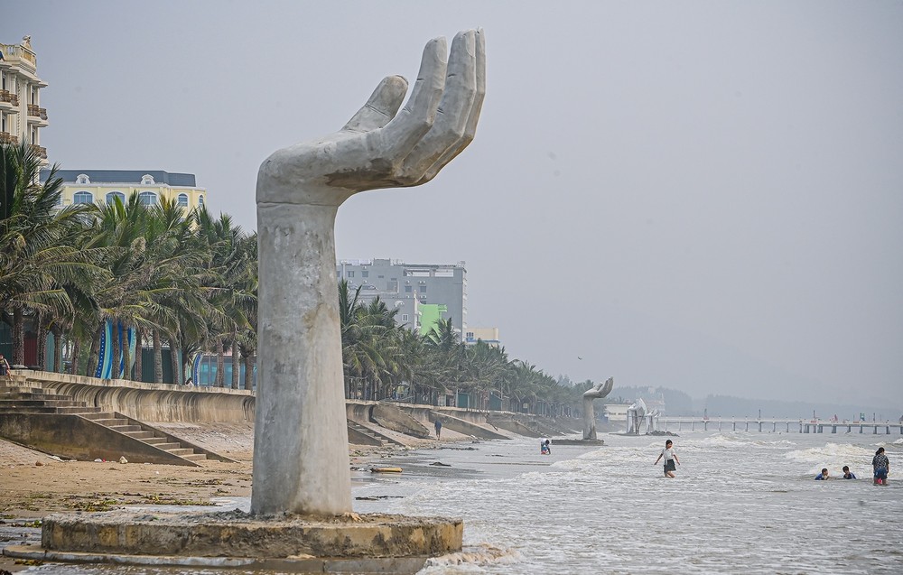 Những ngày qua, nhiều người dân lẫn du khách không khỏi bất ngờ với 5 bàn tay “khổng lồ” xây dựng cao khoảng 5m và cách nhau vài trăm mét dọc bờ biển Hải Tiến (huyện Hoằng Hóa, tỉnh Thanh Hóa). (Ảnh: Zing).