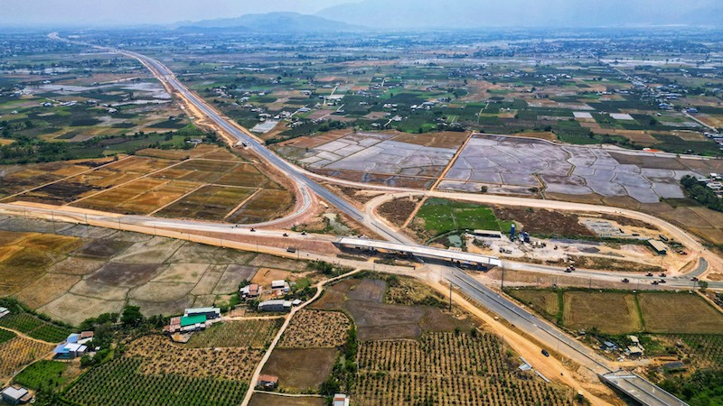 Dự án cao tốc Vĩnh Hảo - Phan Thiết dài 100,8km, điểm đầu tại (xã Vĩnh Hảo, huyện Tuy Phong, tỉnh Bình Thuận) nối tiếp với đường cao tốc Cam Lâm - Vĩnh Hảo; điểm cuối giao với đường đi Mỹ Thạnh (xã Hàm Kiệm, huyện Hàm Thuận Nam) kết nối với đường cao tốc Phan Thiết - Dầu Giây. (Ảnh: Nguyễn Huế).