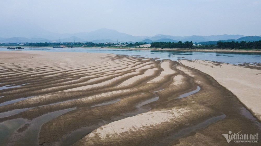 Lòng sông Đà phía hạ lưu thuộc tỉnh Phú Thọ ngày một cạn dần, trơ đáy ở nhiều đoạn.