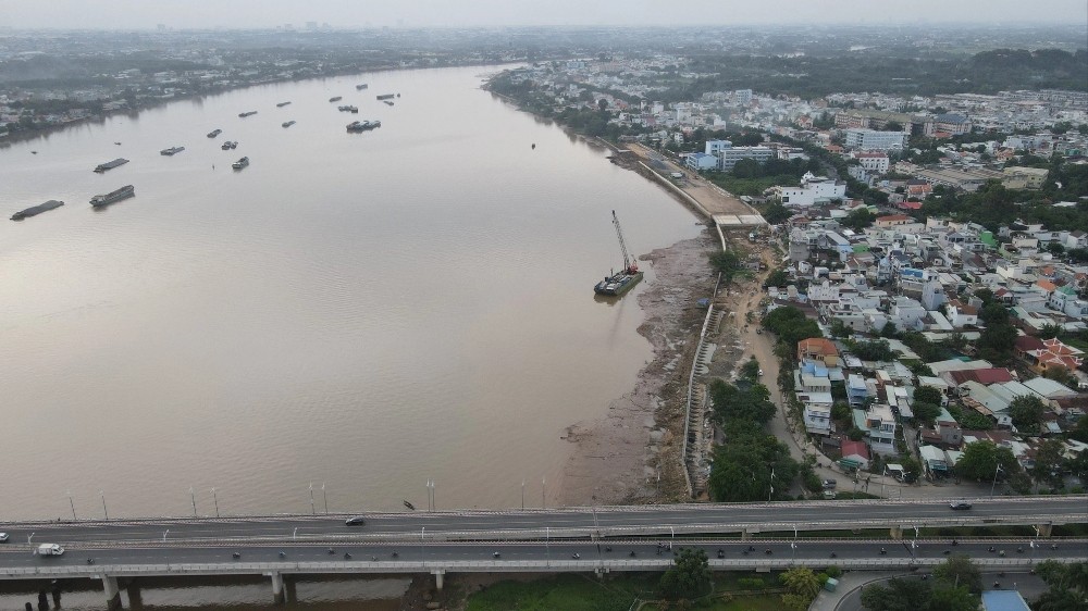 Dự án Đầu tư xây dựng kè, đường ven sông Đồng Nai (đoạn từ cầu Hóa An) đến giáp ranh huyện Vĩnh Cửu) dài 5,2km với tổng kinh phí gần 2.000 tỷ đồng, do UBND TP Biên Hòa làm chủ đầu tư. (Ảnh: Báo Giao thông).