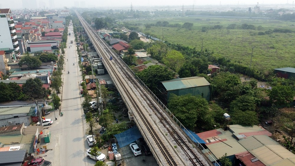 Phản ánh đến đường dây nóng của Báo Tri thức và Cuộc sống, người dân ở Đông Anh (TP.Hà Nội) cho biết, vài năm trở lại đây, hành lang an toàn đường sắt, đường bộ cầu Thăng Long thuộc địa bàn xã Hải Bối, huyện Đông Anh đã bị một số người dân ngang nhiên lấn chiếm để ở, kinh doanh nhưng vẫn được cấp điện để duy trì hoạt động.