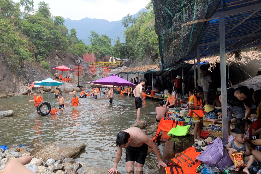 Trong dịp nghỉ lễ 30/4 – 1/5, nhiều người dân, du khách đã kéo nhau lên Suối Tiên (xã Lộc Thủy, huyện Phú Lộc, tỉnh Thừa Thiên Huế) để tắm mát. Đây là một trong những khu suối có cảnh sắc tuyệt đẹp với cánh rừng nguyên sinh hòa cùng dòng suối mát lành.