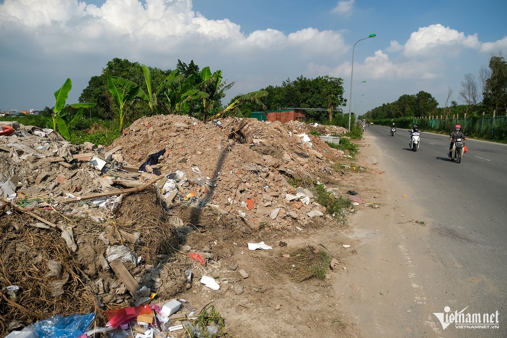 Nhiều ngày qua, đường gom đại lộ Thăng Long (đoạn qua huyện Hoài Đức, Hà Nội) xuất hiện hàng chục bãi rác ngổn ngang, gây ảnh hưởng không nhỏ đến cảnh quan môi trường và đô thị.