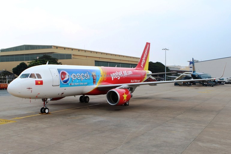 Ngày 31/10 vừa qua, máy bay A320 Sharklet thứ 2 của VietjetAir mang biểu tượng Pepsi đã về tới sân bay Tân Sơn Nhất.