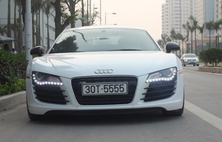 Được nhập về nước từ năm 2009 bởi một showroom tại Hà Nội, chiếc Audi R8 màu trắng giá 250.000 USD từng gây bão dư luận lúc bấy giờ.