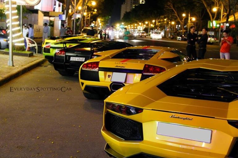 Dàn siêu xe khủng toàn Lamborghini họp mặt ở TPHCM