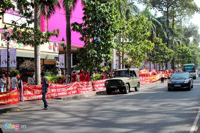 Từ 6h sáng 20/11, hàng trăm tiểu thương mang biểu ngữ, băng rôn tập trung trước tòa nhà Trung tâm thương mại An Đông Plaza để phản đối chủ đầu tư trì hoãn việc thỏa thuận giá thuê sạp, khi ngày hết hạn hợp đồng sắp đến hạn (tháng 2/2015).